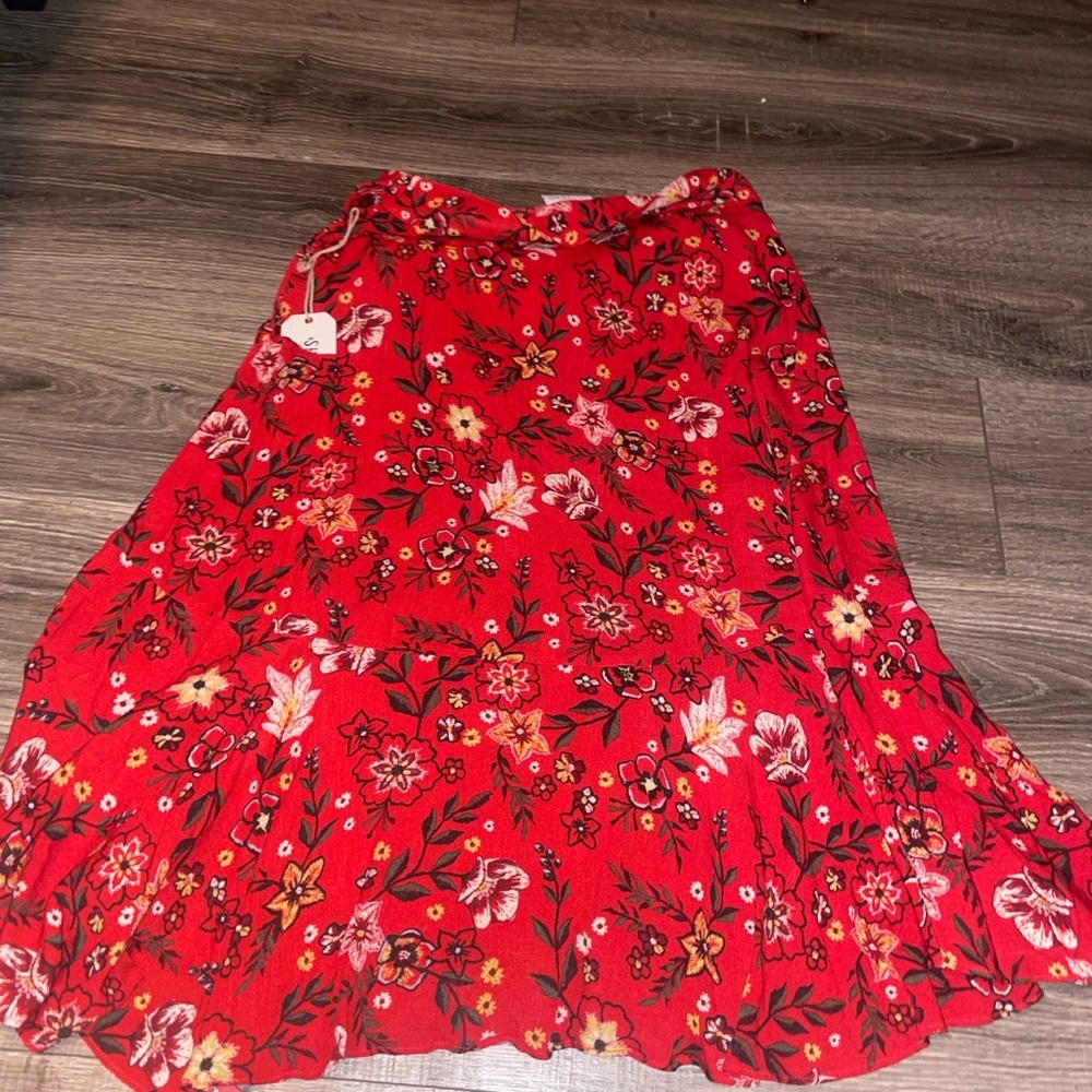Shyanne Women’s red floral wrap skirt NEW WITH TAGS size medium.